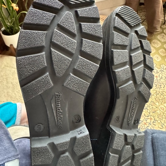 Blundstone 2105 Chelsea Boot --Worn once - Picture 4 of 4